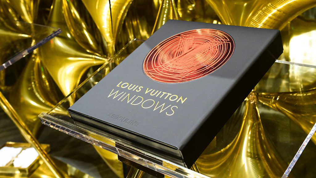 Витрины Louis Vuitton в одной книге | Fashion Federation