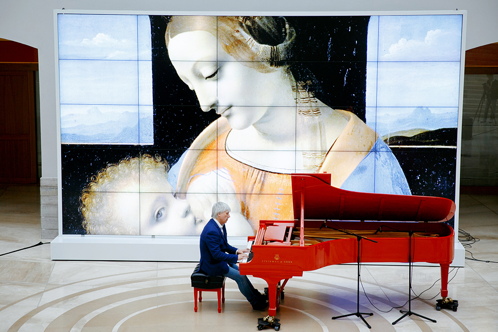 Андрей Кондаков за красным роялем, подаренным Эрмитажу компанией Монблан к 250-летию музея