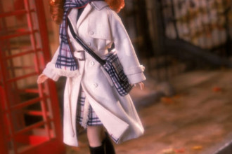 Barbie в одежде Burberry