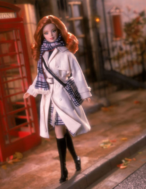 Barbie в одежде Burberry
