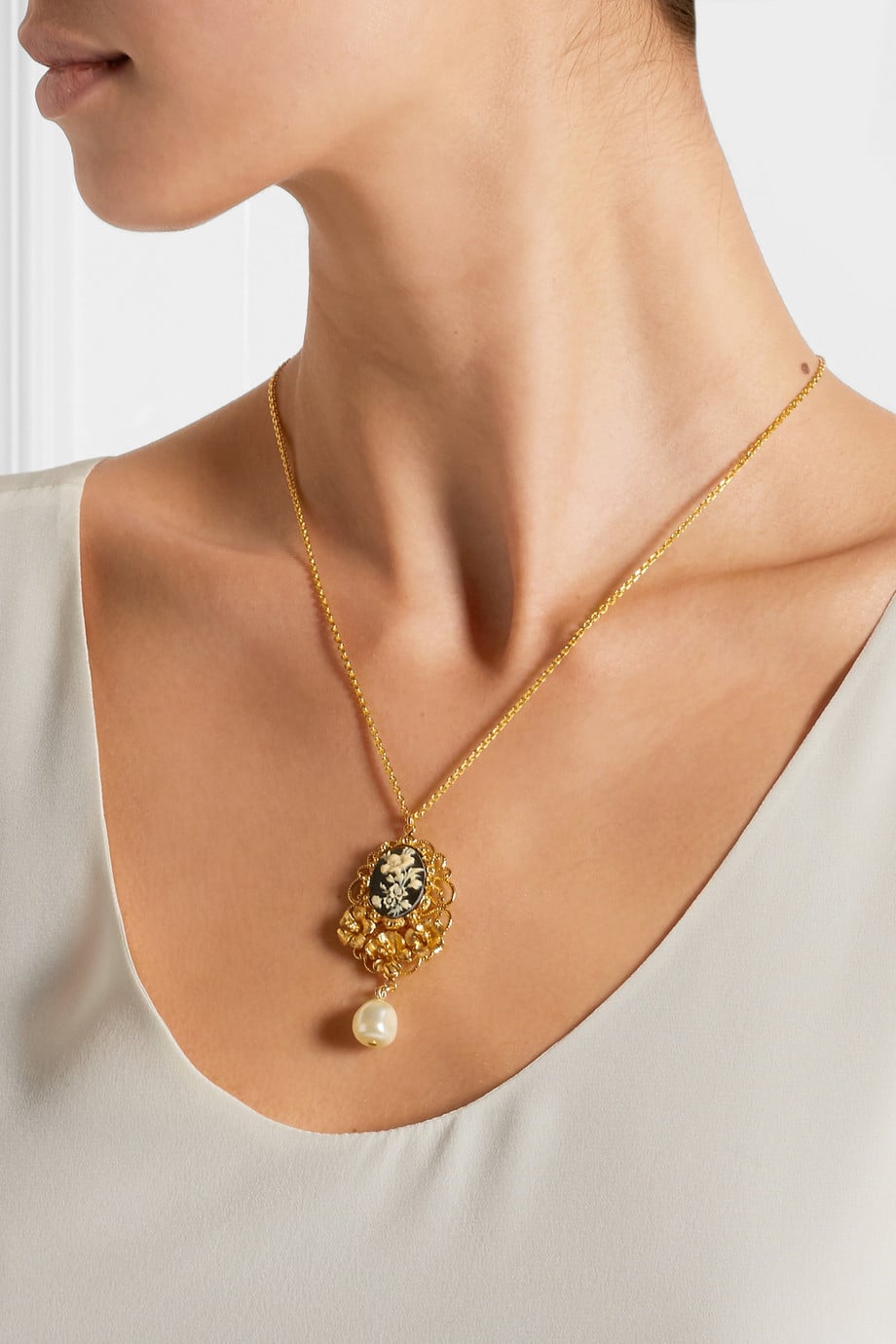 ny2016-gift-dolceandgabbana-cameo-gold-plated-and-resin-necklace